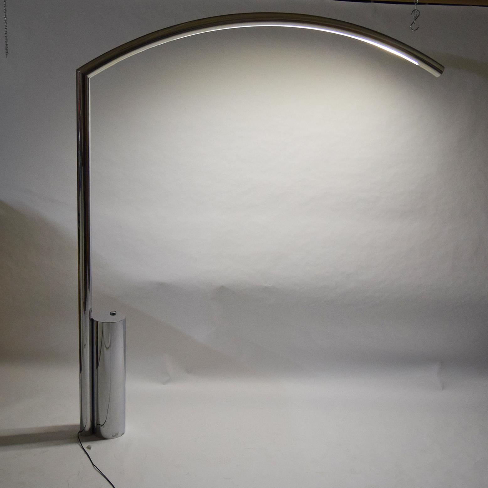 L'iconico design pop degli anni '60 di Nanda Vigo con arco illuminante è innestato su un'asta d'acciaio alta quasi 2 metri, il cui nome originale era Futurama.
Firmato con etichetta del produttore all'interno: [Arredoluce Monza made In Italy].