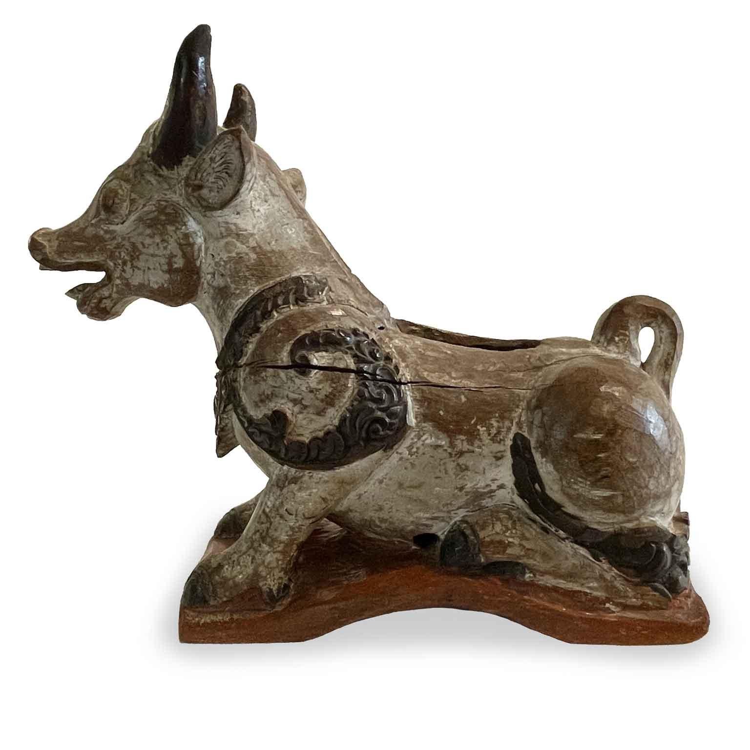 Sculpté à la main Nandi Cow Sculpture orientale indienne en bois sculpté et laqué 19e siècle en vente