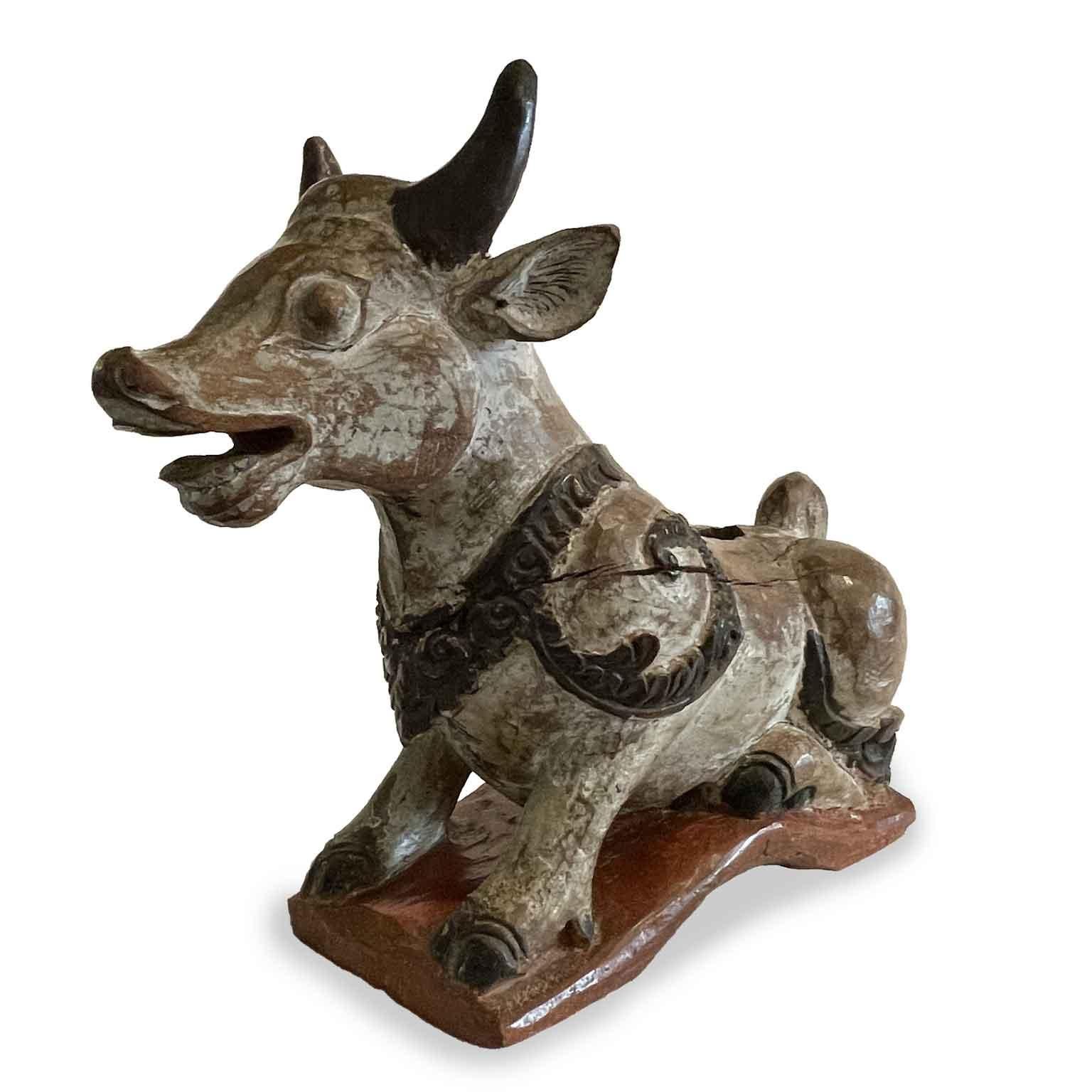 Nandi Cow Sculpture orientale indienne en bois sculpté et laqué 19e siècle Bon état - En vente à Milano, MI