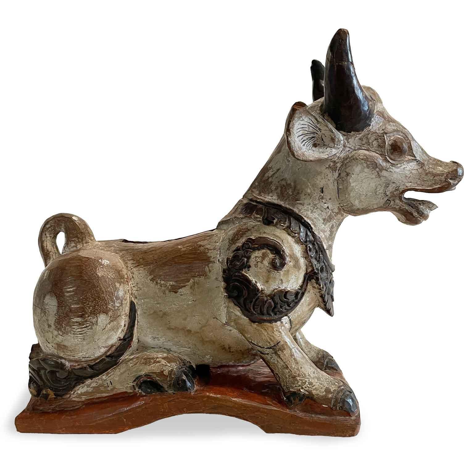 Bois de feuillus Nandi Cow Sculpture orientale indienne en bois sculpté et laqué 19e siècle en vente