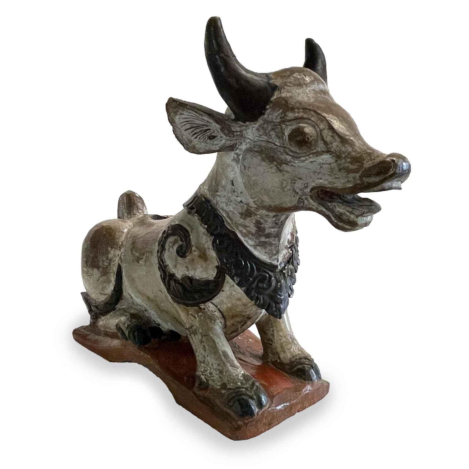 Nandi Cow Sculpture orientale indienne en bois sculpté et laqué 19e siècle en vente 1