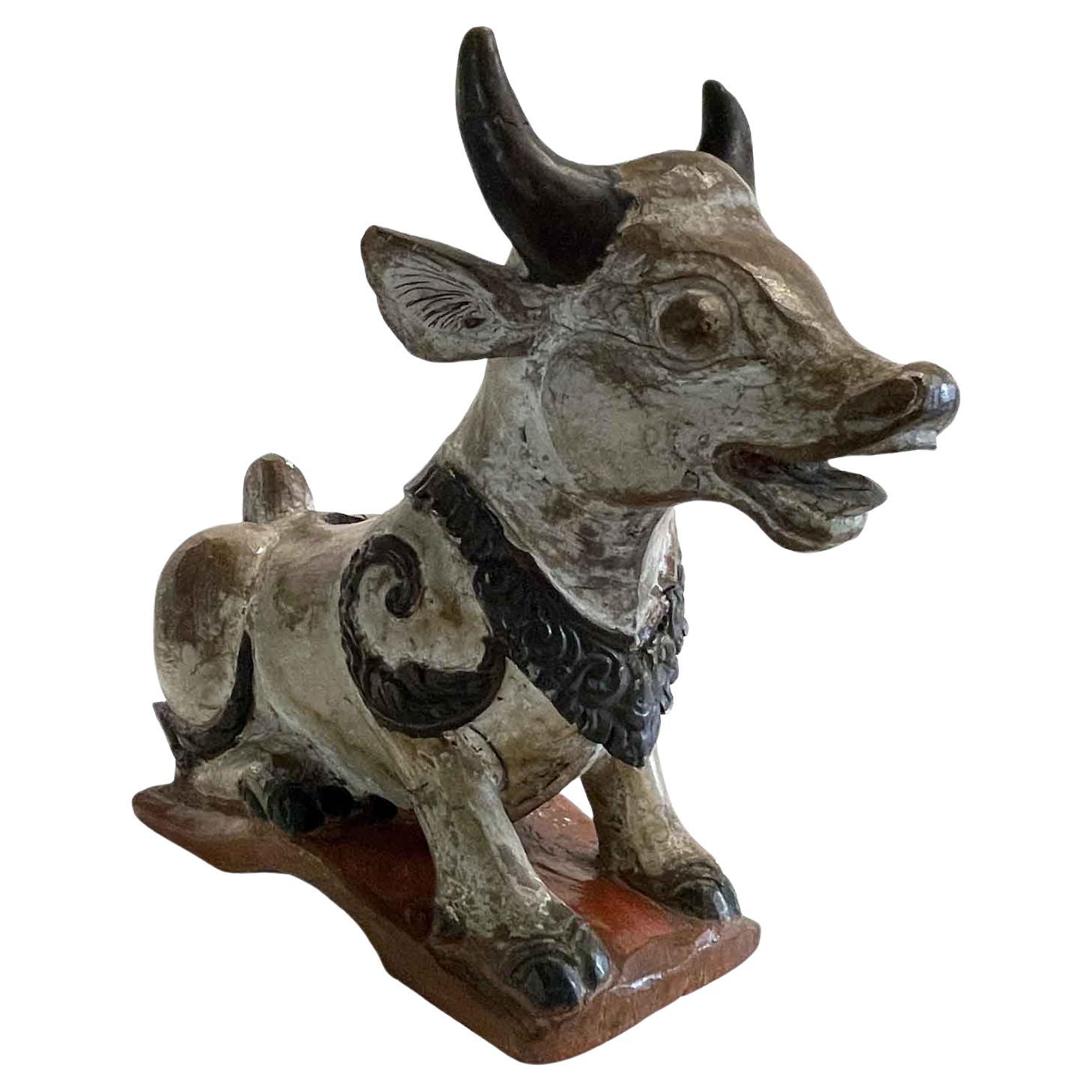 Nandi Cow Sculpture orientale indienne en bois sculpté et laqué 19e siècle en vente