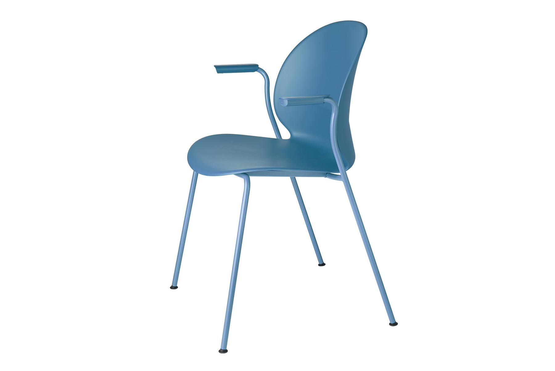 N02 Recycle est une chaise solide et empilable du studio japonais nendo, inspirée par un simple pli de papier sur la table de travail du designer. L'élégante coque de la chaise est en plastique circulaire, ce qui signifie qu'elle est fabriquée à