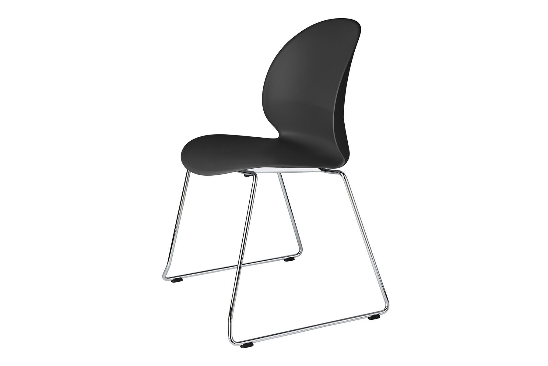 N02 Recycle est une chaise solide et empilable du studio japonais nendo, inspirée par un simple pli de papier sur la table de travail du designer. L'élégante coque de la chaise est en plastique circulaire, ce qui signifie qu'elle est fabriquée à