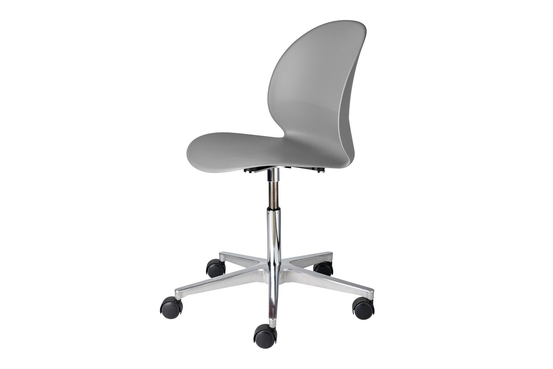 N02 Recycle ist ein stabiler, stapelbarer Stuhl des japanischen Studios nendo, inspiriert von einer einfachen Papierfalte auf dem Arbeitstisch des Designers. Die elegante Schale des Stuhls ist aus rundem Kunststoff, d. h. sie besteht aus recyceltem