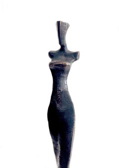 Amanda di Nando Kallweit. Elegante scultura figurativa di una donna.