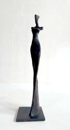 „Amanda“ von Nando Kallweit. Elegante figurative Skulptur einer Frau.