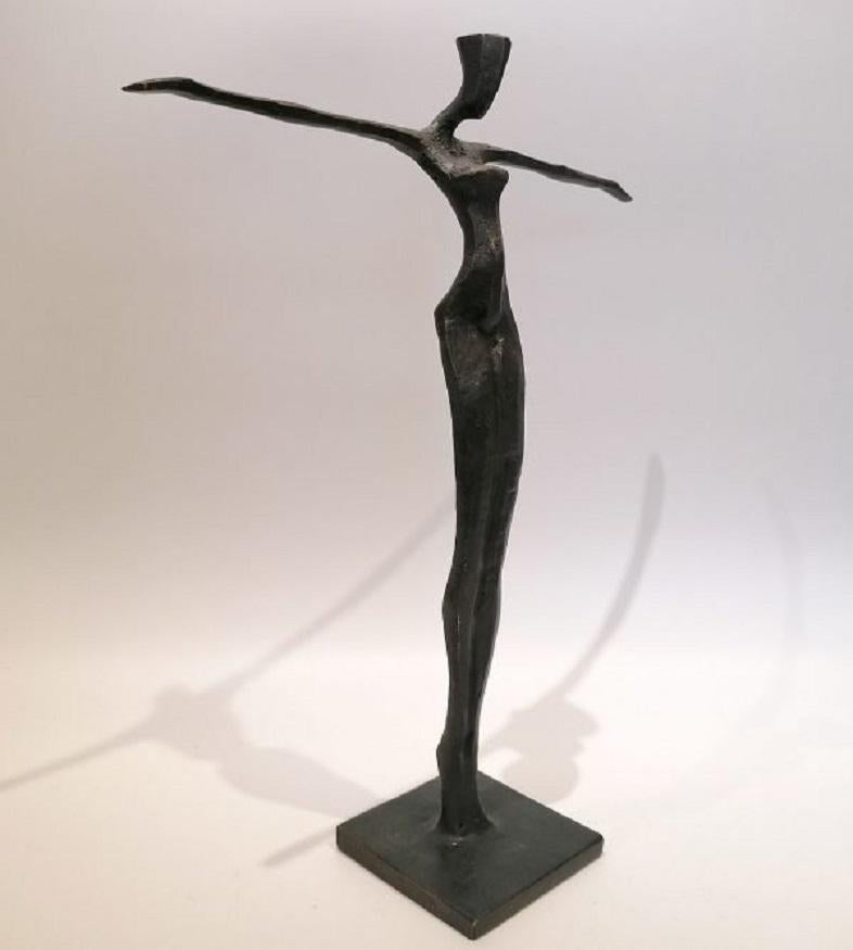 Amena de Nando Kallweit.  Estatuilla de bronce de una mujer desnuda con los brazos extendidos en venta 2