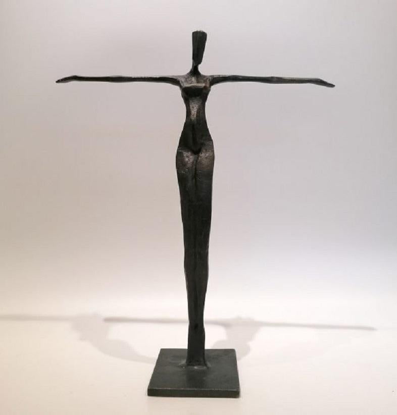 Amena de Nando Kallweit.  Estatuilla de bronce de una mujer desnuda con los brazos extendidos en venta 3