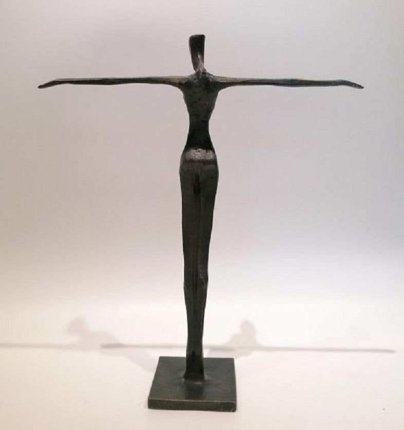 Amena is an elegant figurative bronze sculpture by Nando Kallweit.  Tall and elongated, with arms outstretched in celebration.

Modelled on modern youthful postures but with a nod to the importance of heritage through the stylised