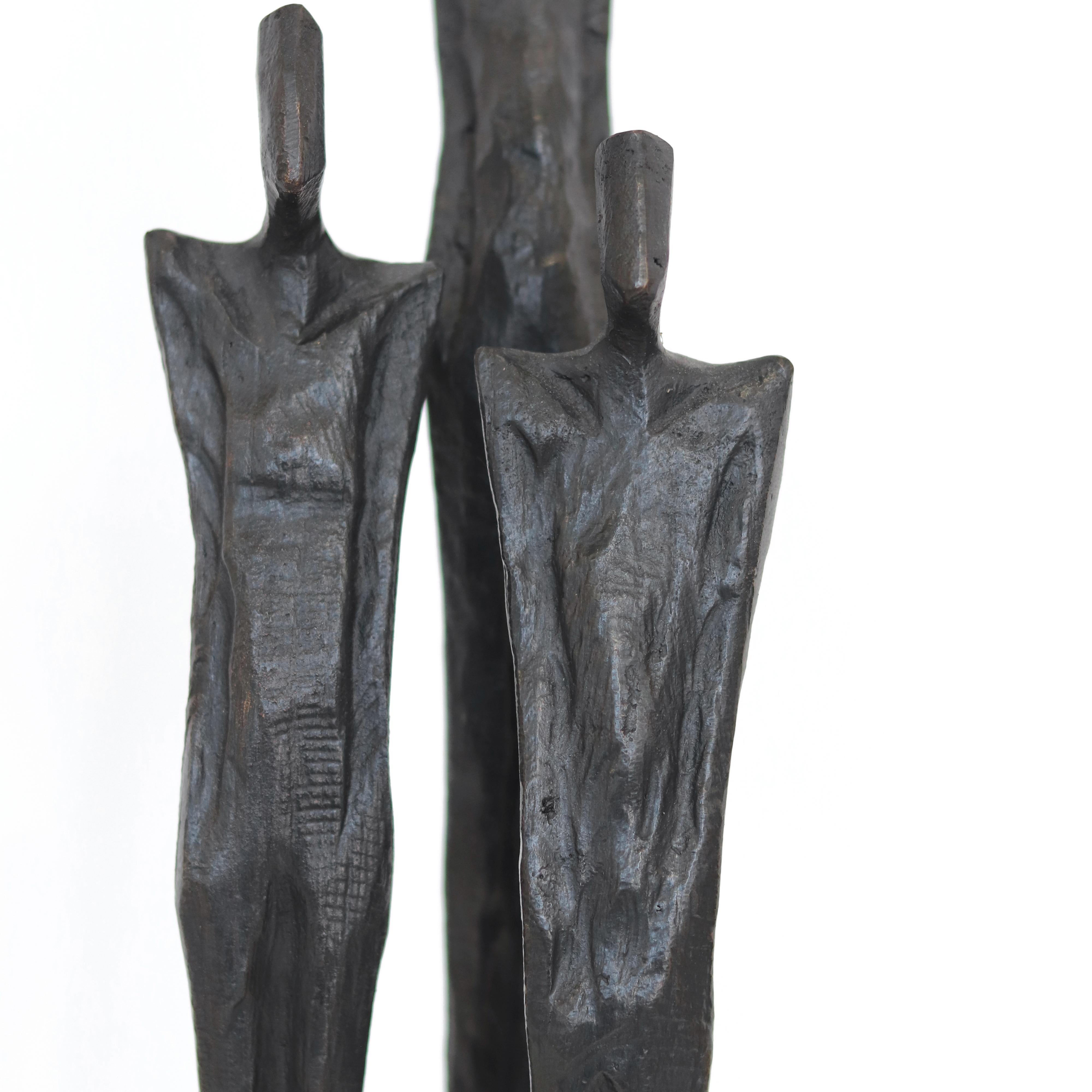 Amici V (13/25)  Elegante figurative Bronzeskulptur von drei Menschen – Elegante Bronzeskulptur im Angebot 1