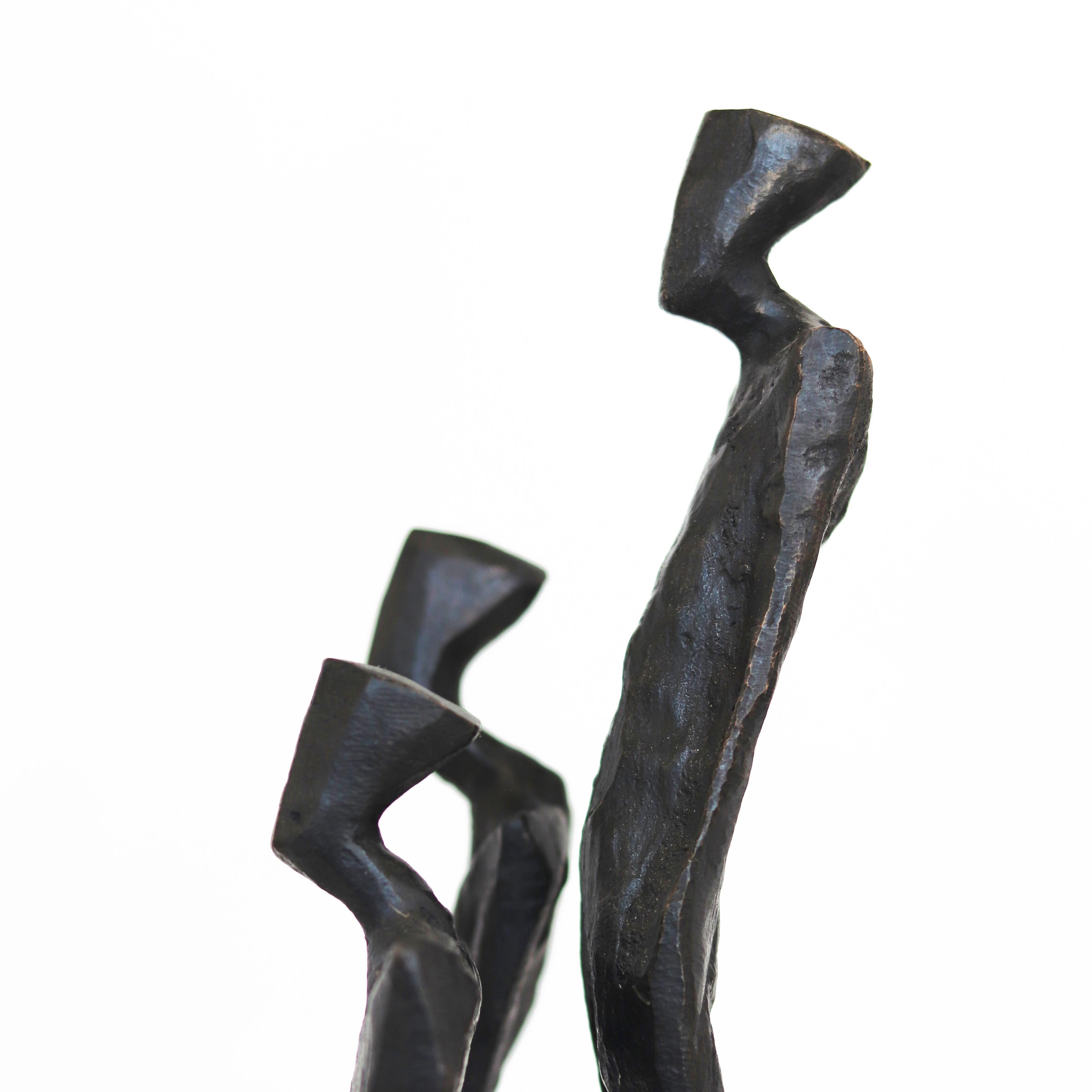 Amici V (13/25)  Elegante figurative Bronzeskulptur von drei Menschen – Elegante Bronzeskulptur im Angebot 3