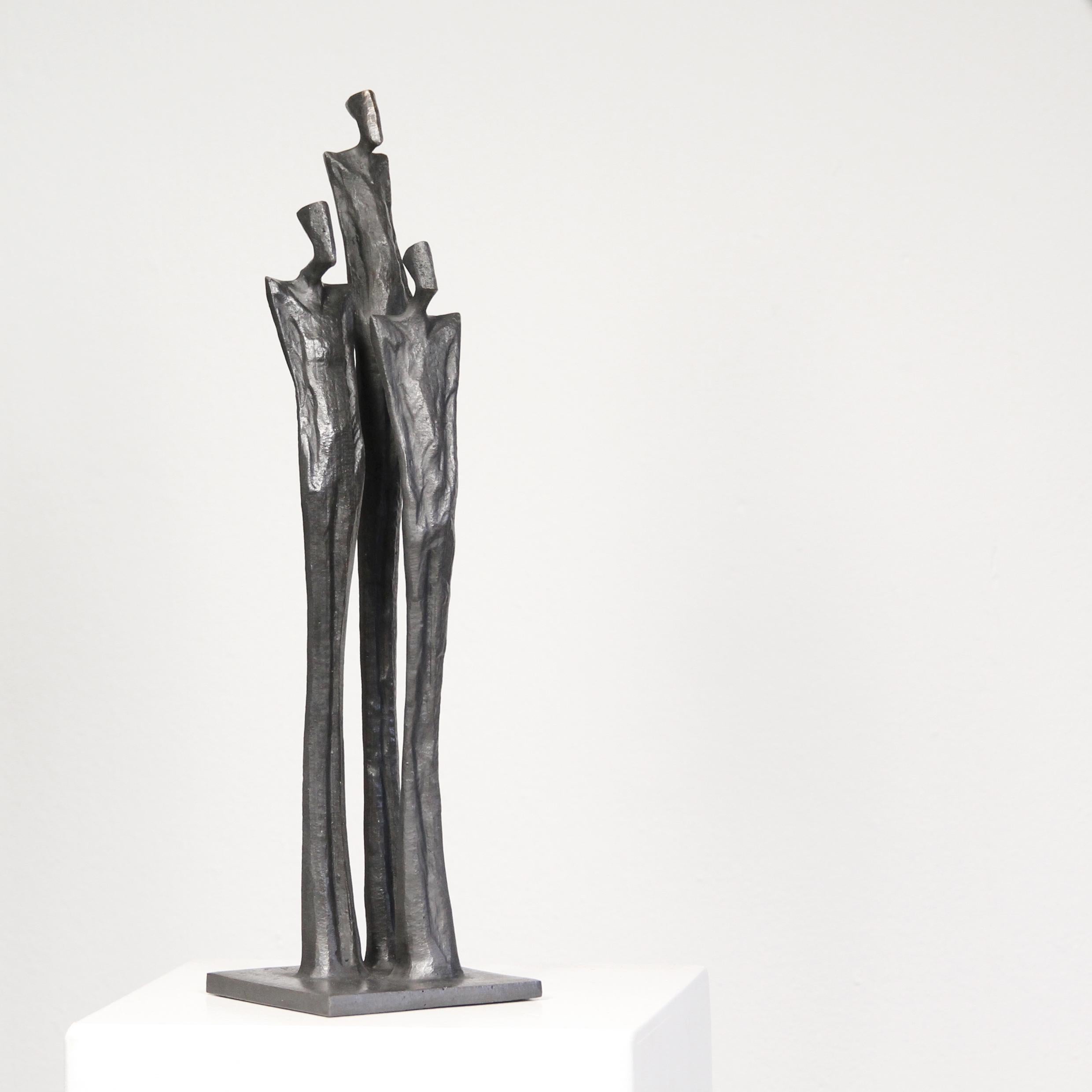 Amici is an elegant figurative bronze sculpture by Nando Kallweit.

Modelled on modern youthful postures but with a nod to the importance of heritage through the stylised Egyptian-influenced head. 

Nando carves the marque for the body from a piece