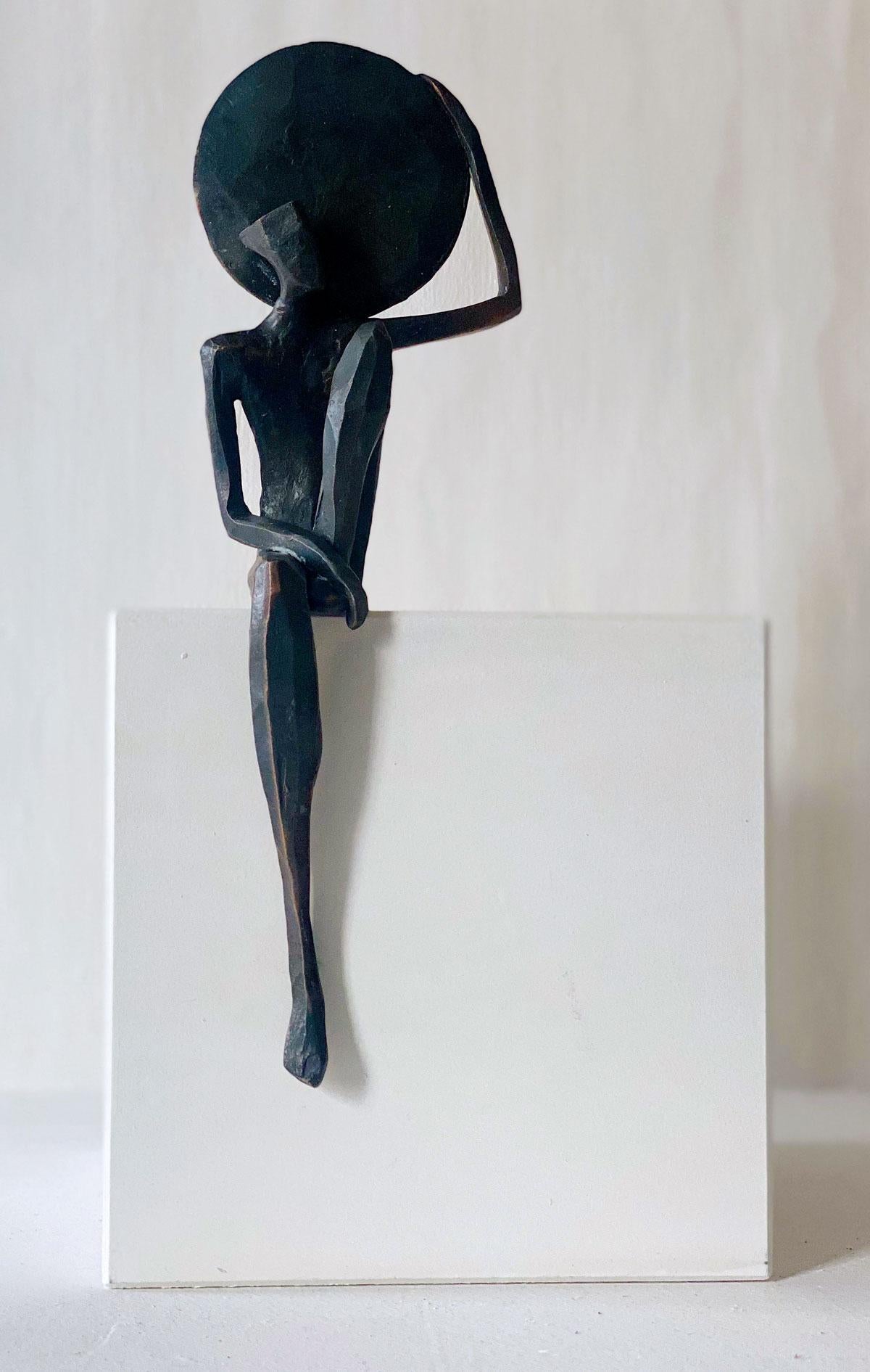 Apollon IV is an elegant figurative bronze sculpture by Nando Kallweit.

Modelled on modern youthful postures but with a nod to the importance of heritage through the stylised Egyptian-influenced head. A lovely piece on its own or with a group of