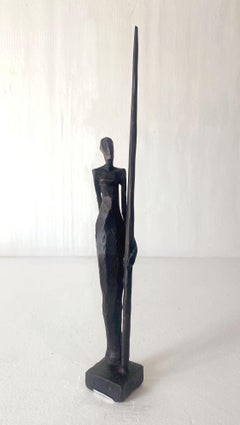 Artemis di Nando Kallweit.  Elegante scultura figurativa.