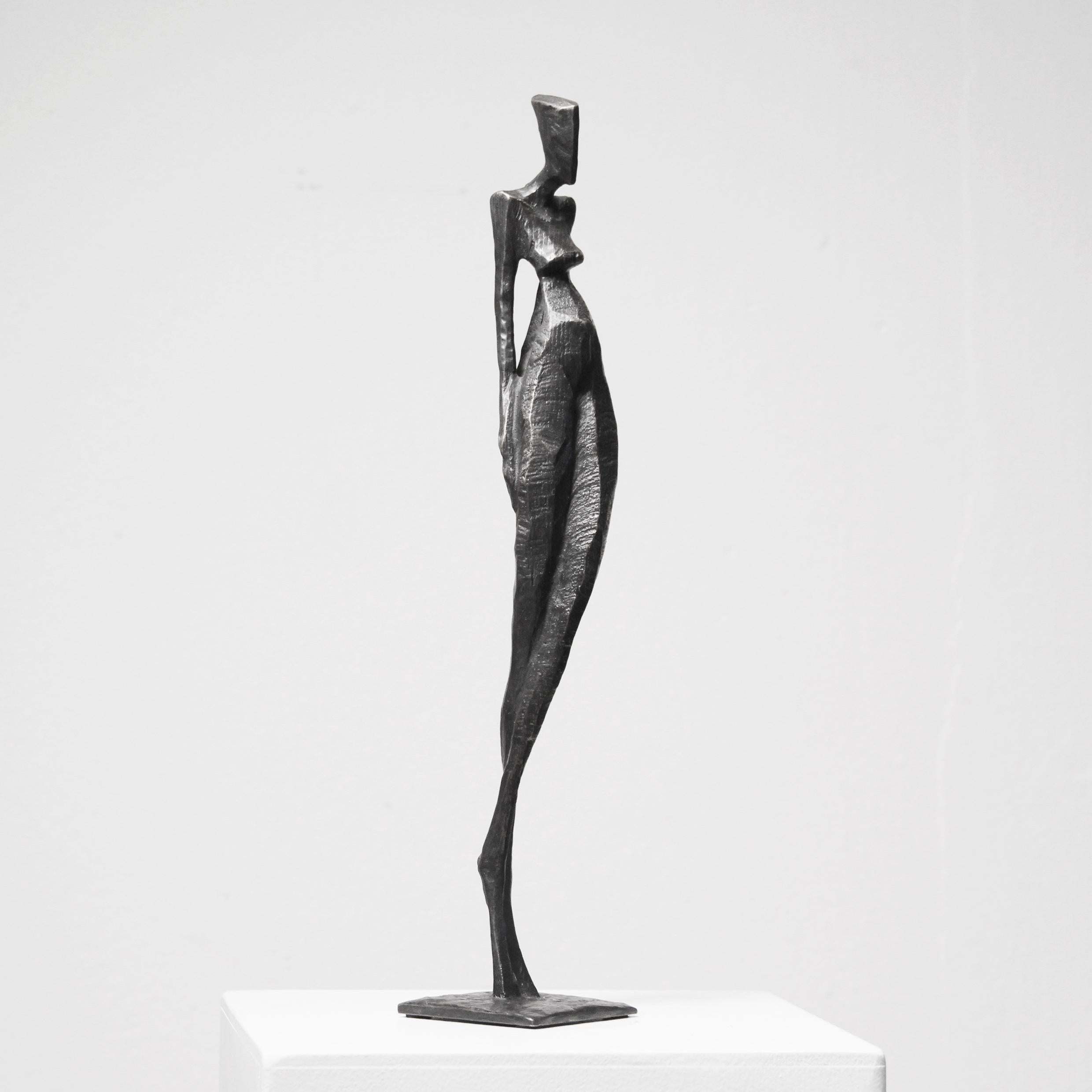 Nelia von Nando Kallweit. Elegante figurative nackte Bronzeskulptur in weiblicher Form im Angebot 1