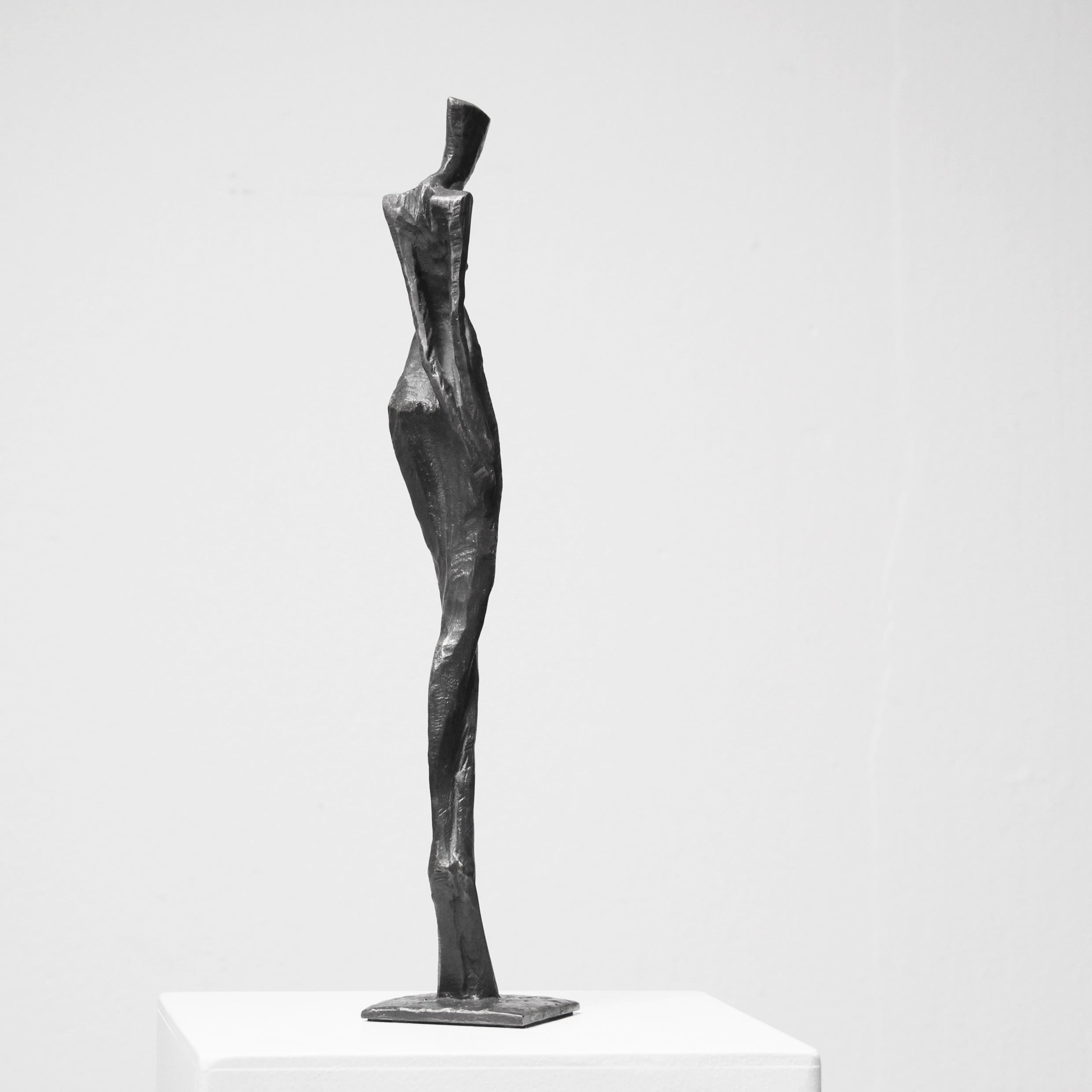 Nelia by Nando Kallweit. Elegant nude bronze figurative sculpture of female form For Sale 2