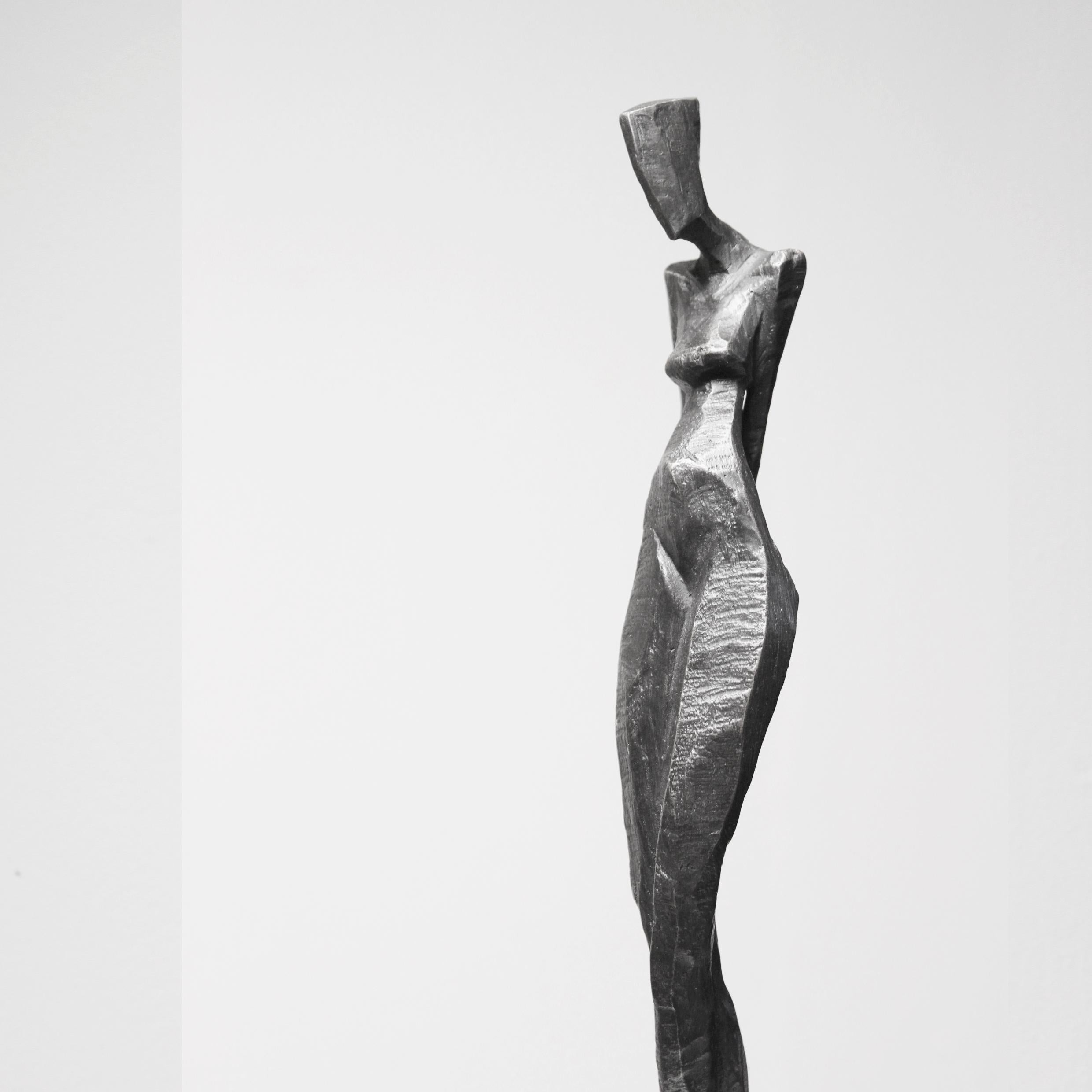 Artmeis ist eine elegante figurative Bronzeskulptur von Nando Kallweit.

Nando schnitzt mit einer kleinen Kettensäge das Markenzeichen für die Karosserie aus einem Stück Eiche.  Die Marke wird dann zur Herstellung des Hohlraums für einen Bronzeguss