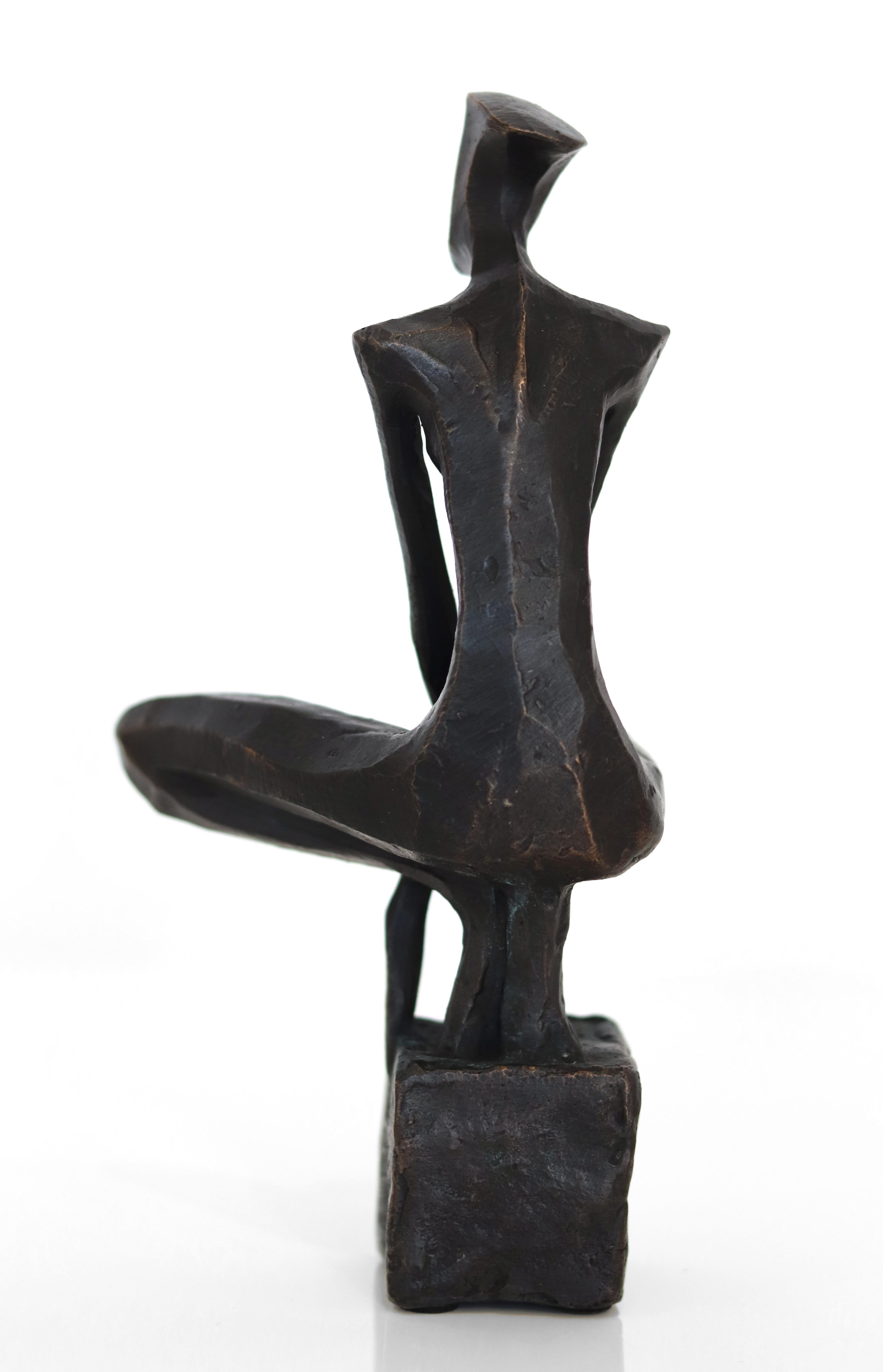Callindra II (2/25) - Élégante sculpture figurative originale en bronze - Abstrait Sculpture par Nando Kallweit