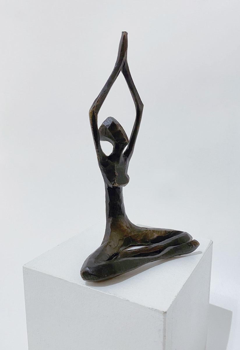 Cereza II de Nando Kallweit.  Elegante escultura figurativa. en venta 3