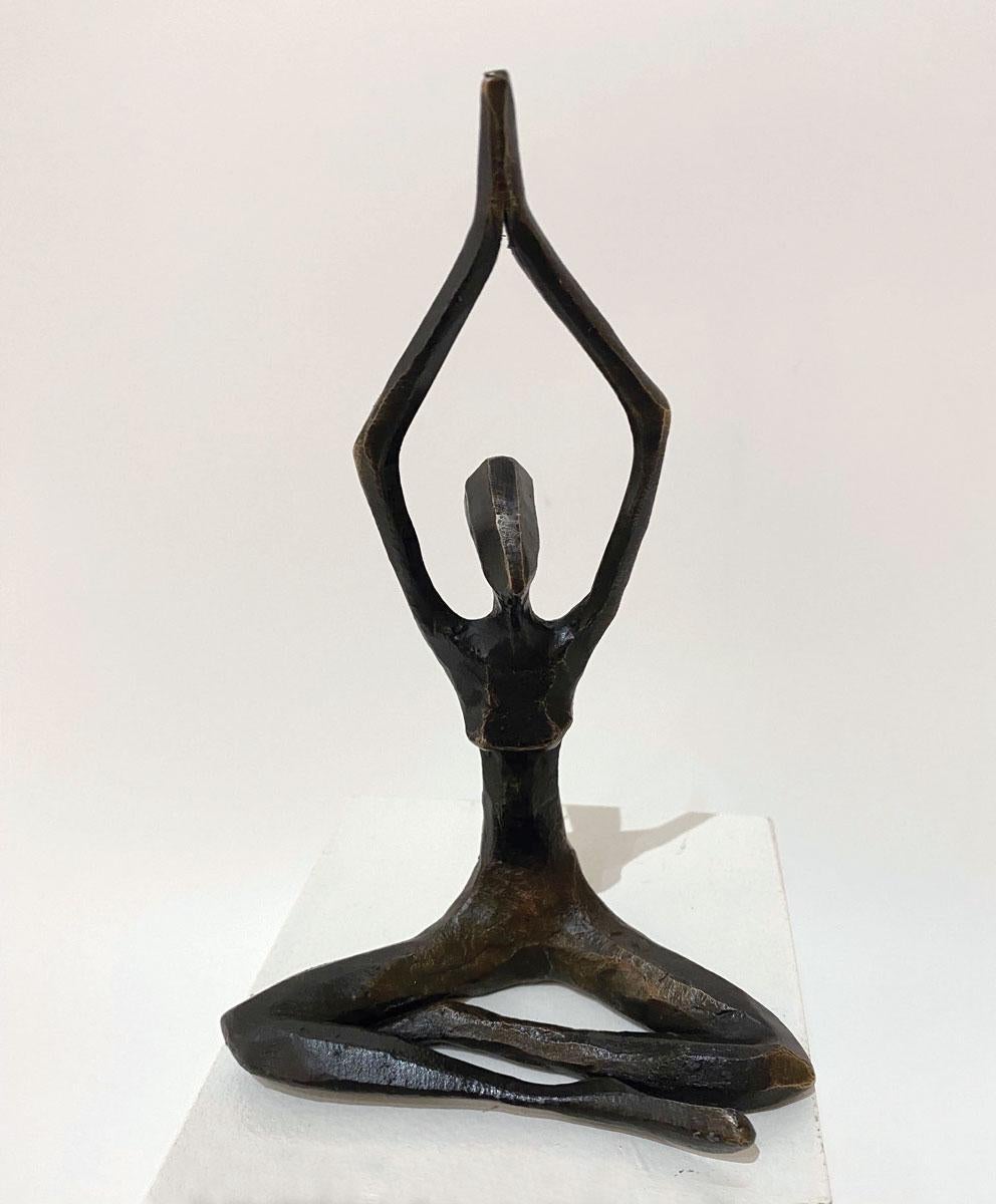 Cereza II de Nando Kallweit.  Elegante escultura figurativa. en venta 4