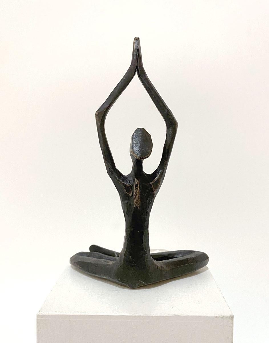 Cereza II de Nando Kallweit.  Elegante escultura figurativa. en venta 5