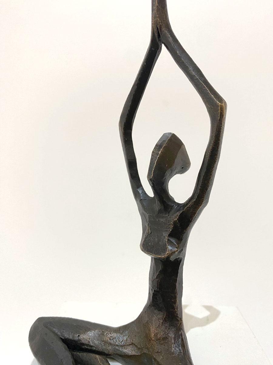 Cereza II de Nando Kallweit.  Elegante escultura figurativa. en venta 6