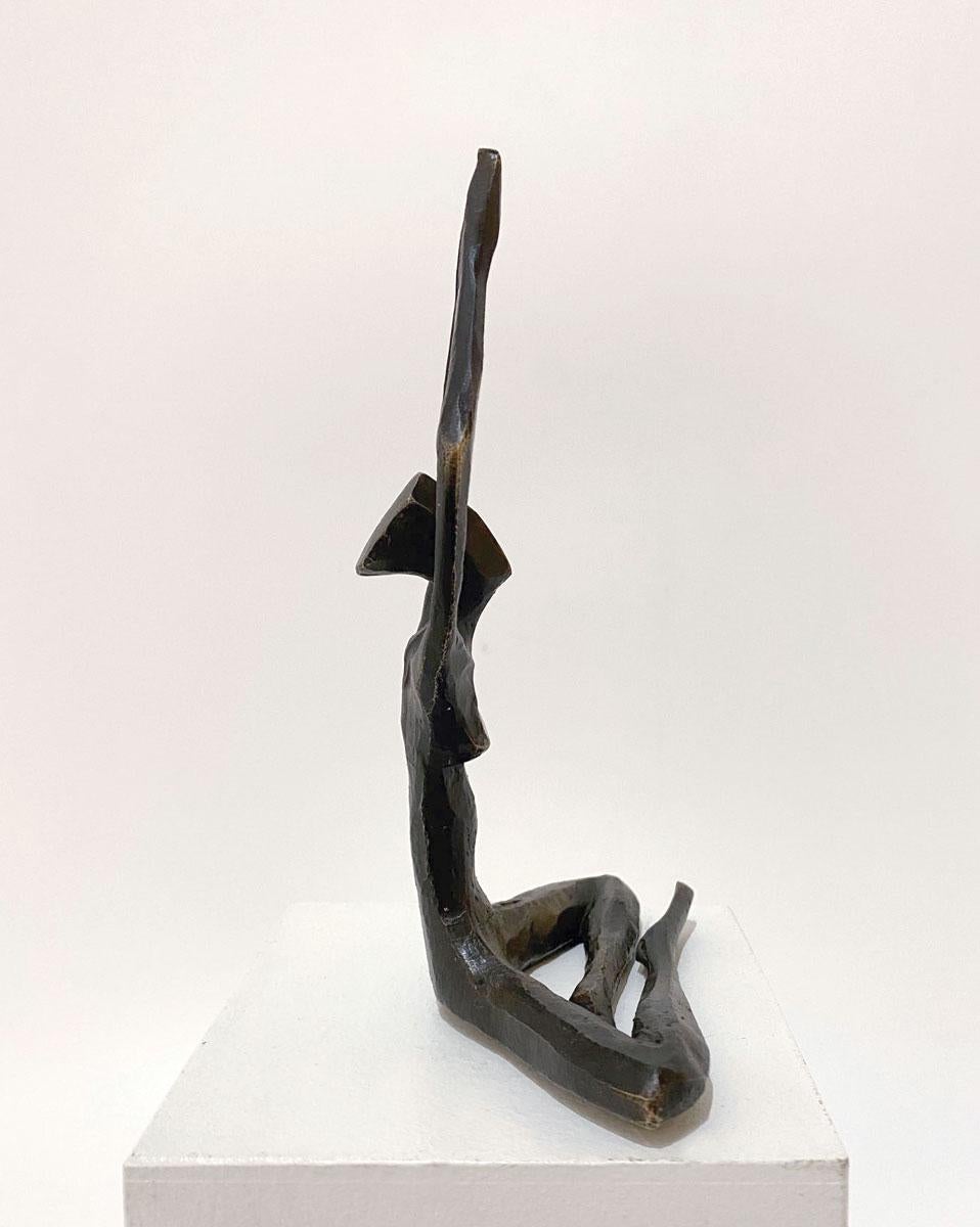 Cereza II de Nando Kallweit.  Elegante escultura figurativa. en venta 7