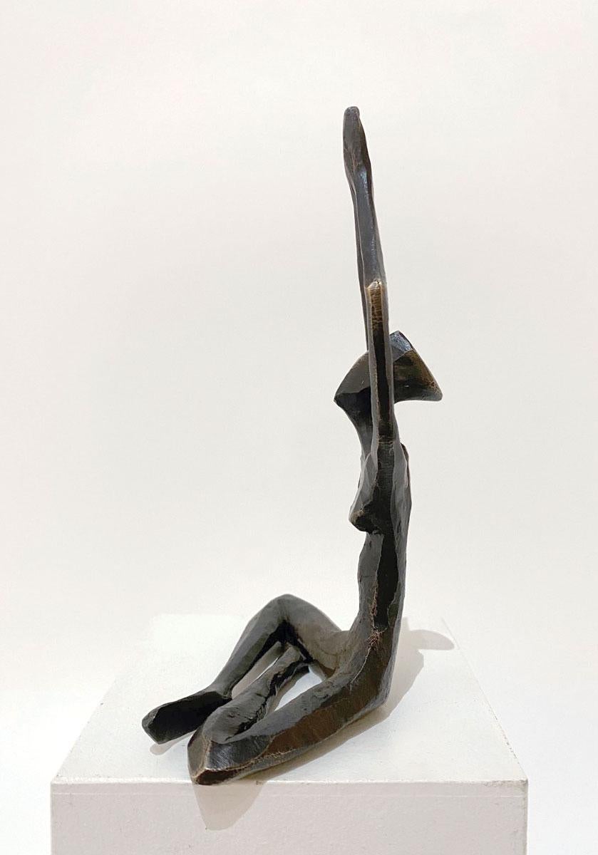 Cereza II de Nando Kallweit.  Elegante escultura figurativa. en venta 8