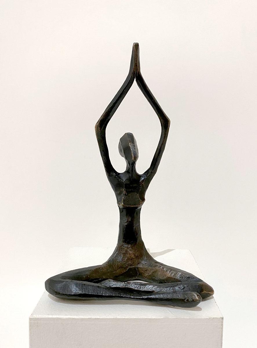 Cerezo II es una elegante escultura figurativa de bronce de Nando Kallweit.

Esta evocadora escultura de bronce captura la gracia serena de una figura en postura de yoga de loto, proyectando una poderosa sensación de tranquilidad y equilibrio.