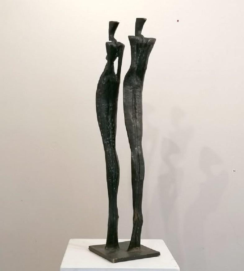 Pareja de Nando Kallweit. Elegante escultura figurativa de bronce. en venta 3
