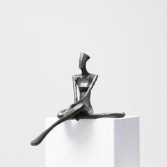 Daphne von Nando Kallweit.  Elegante figurative Skulptur.