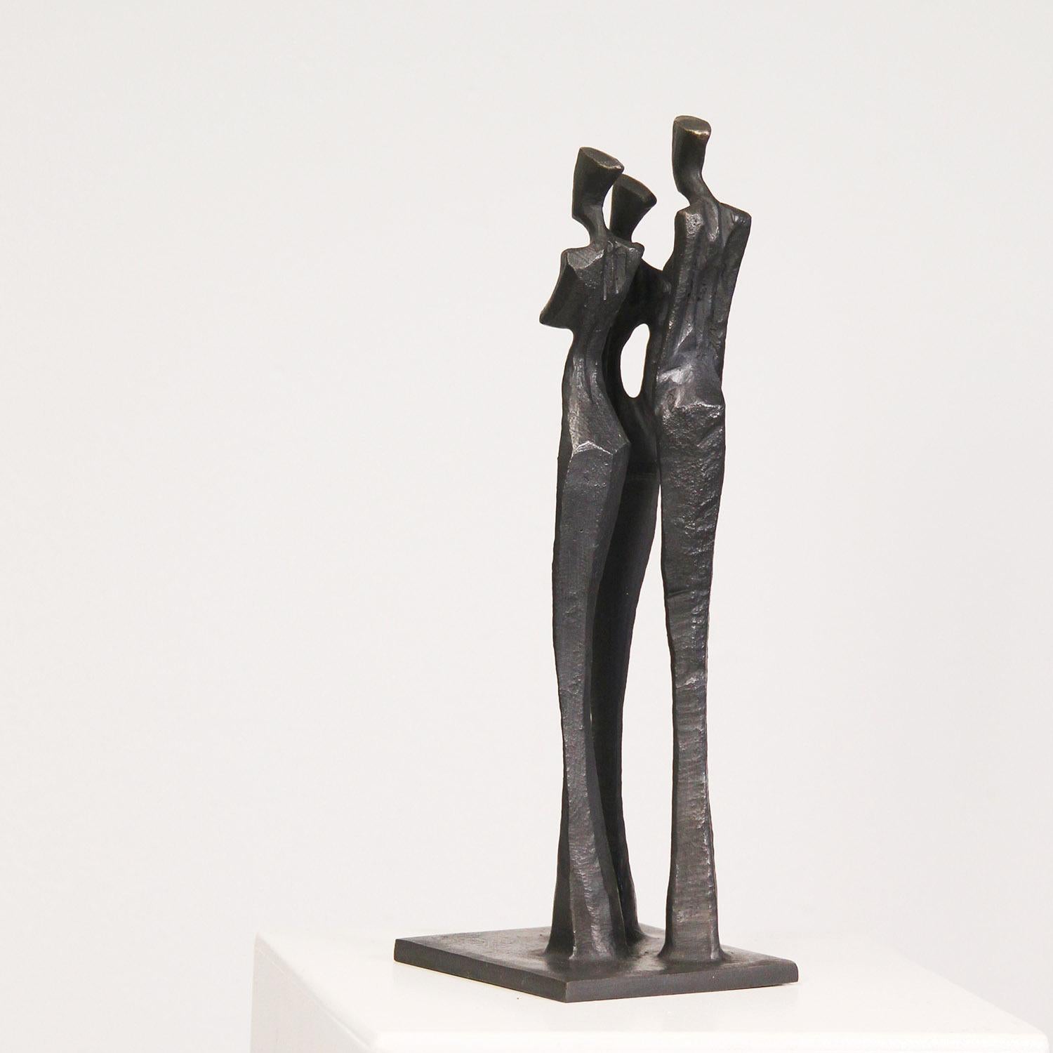 Donne V by Nando Kallweit.  Elegant figurative bronze sculpture of three women. For Sale 1