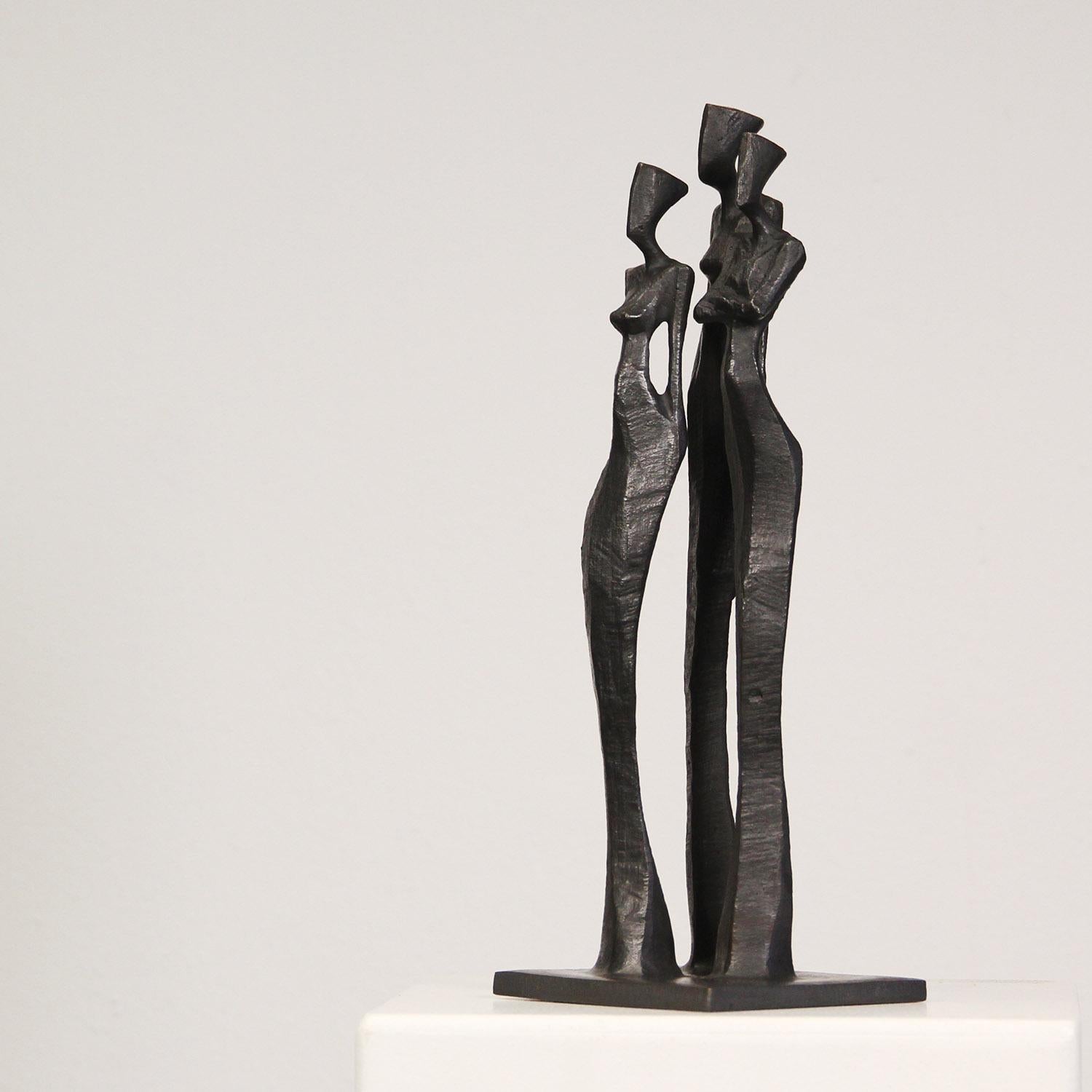 Donne V is an elegant figurative bronze sculpture portraying three strong women by Nando Kallweit.

There is a strength to the piece that celebrates sisterhood.

Modelled on modern youthful postures but with a nod to the importance of heritage
