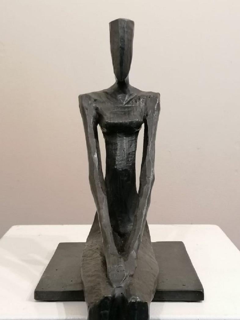 Dorothea is an elegant figurative bronze sculpture by Nando Kallweit.
An elongated, graceful seated female form.
Modelled on modern postures but with a nod to the importance of heritage through the stylised Egyptian-influenced head.

Nando carved