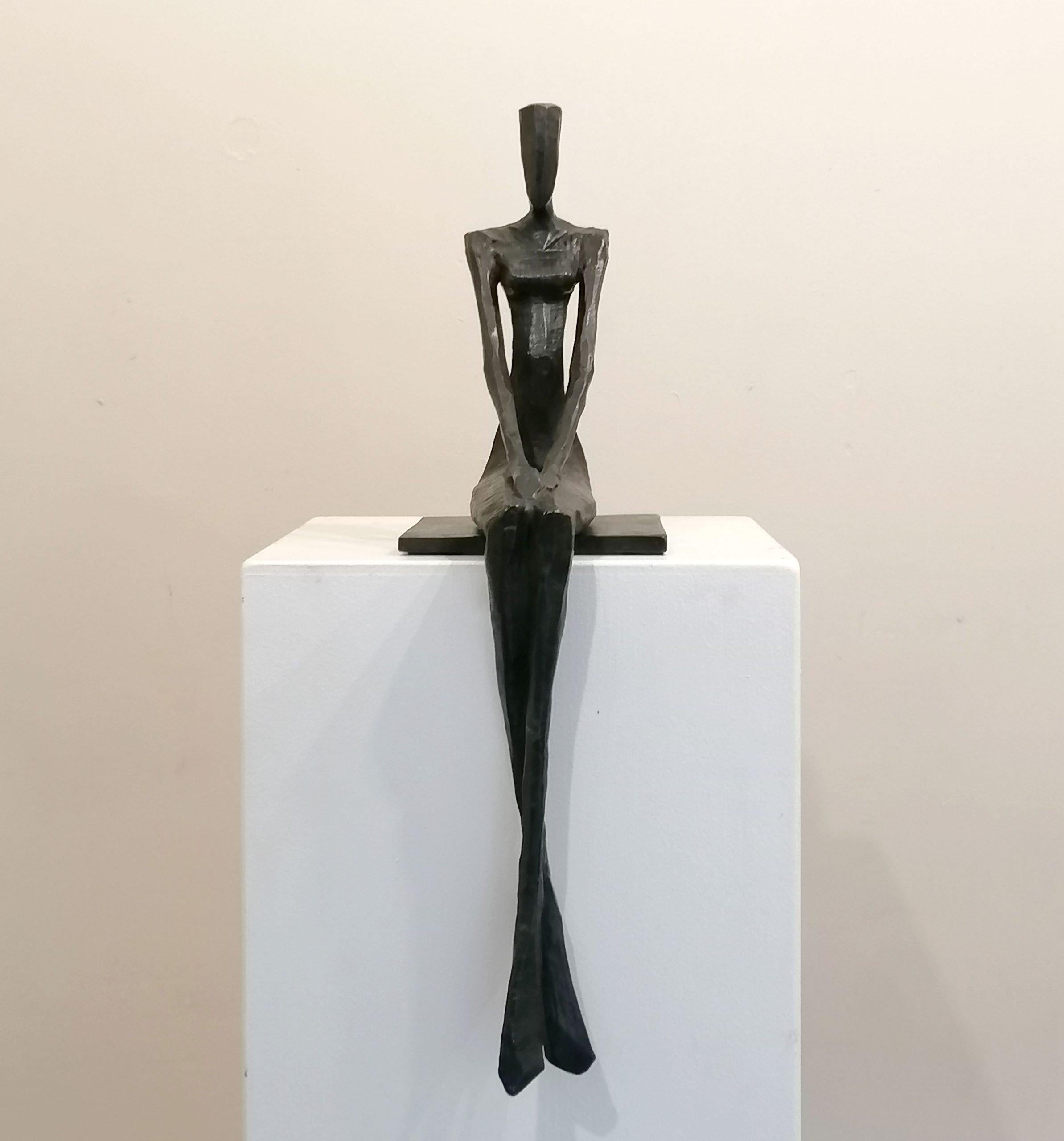Dorothea ist eine elegante figurative Bronzeskulptur von Nando Kallweit.
Eine langgestreckte, anmutig sitzende weibliche Form.
Der stilisierte, ägyptisch angehauchte Kopf verweist auf die Bedeutung des kulturellen Erbes, ist aber modernen