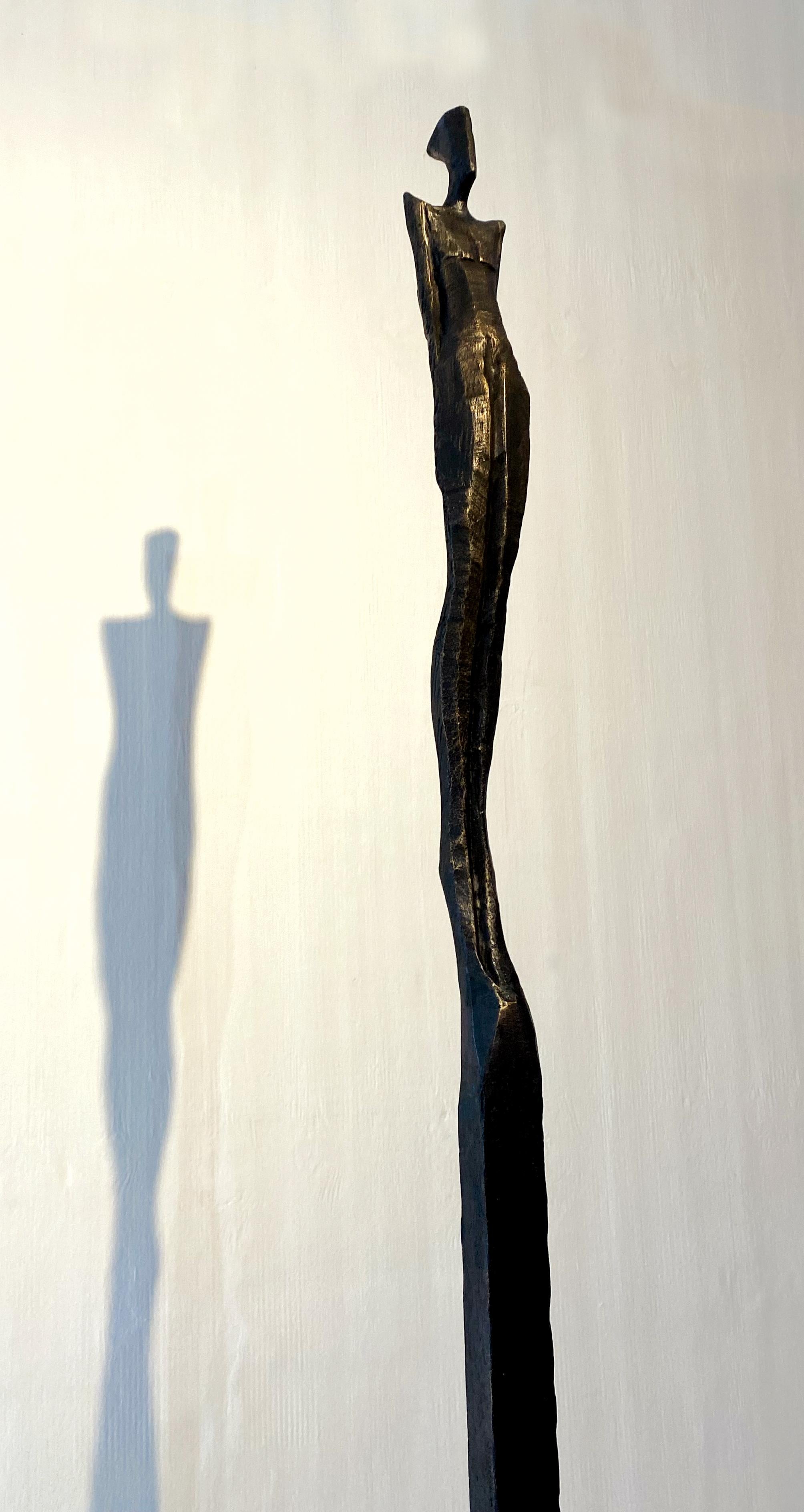 Eduardo III por Nando Kallweit. Escultura de bronce alta y elegante de figura humana. en venta 3