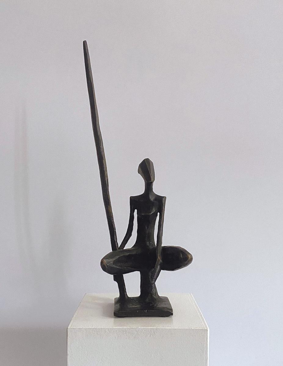 Elin es una elegante escultura figurativa de bronce de Nando Kallweit.

Esta evocadora escultura de bronce captura la gracia serena de una figura en postura de yoga de loto, proyectando una poderosa sensación de tranquilidad y equilibrio. Kallweit