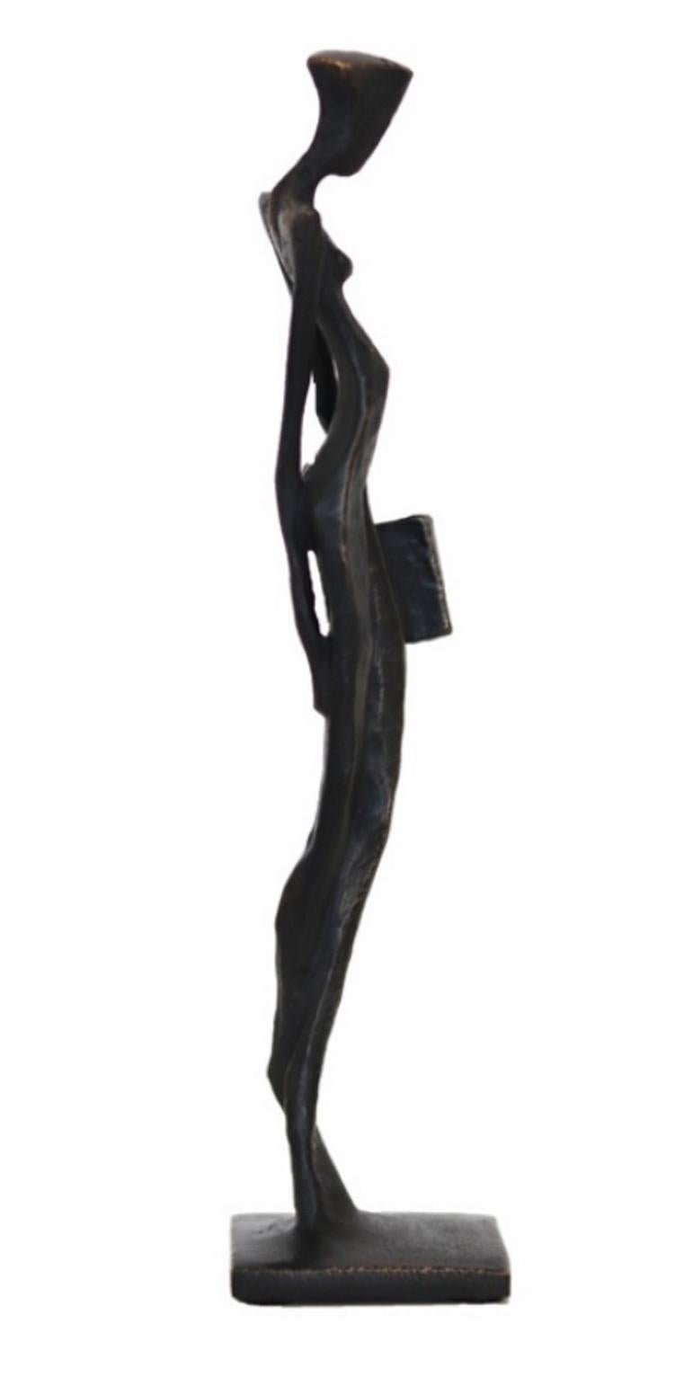 Elsie  -  Escultura figurativa de bronce - Figura minimalista expresiva y grácil en venta 2