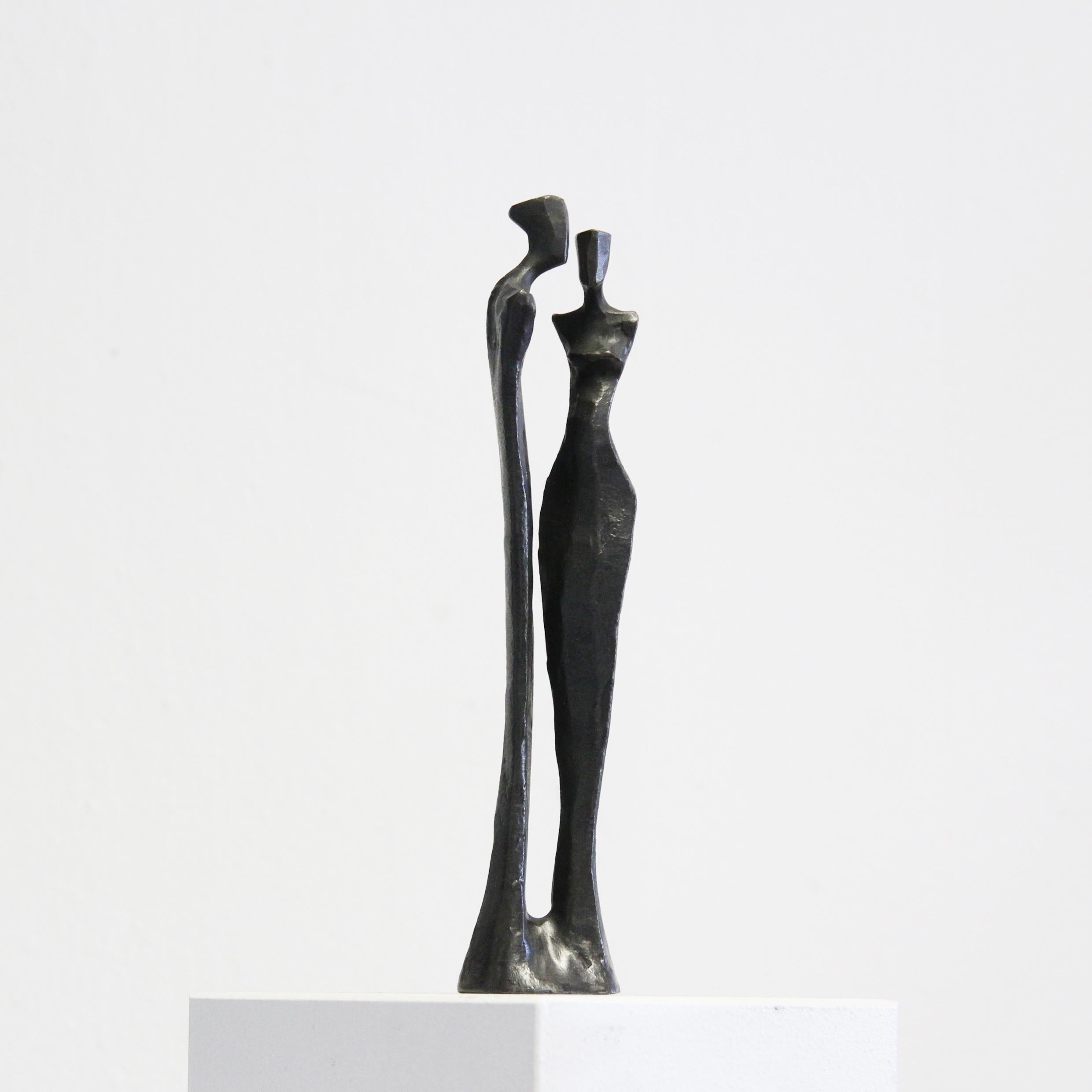 En Amore III by Nando Kallweit. Elegant figurative bronze sculpture of a couple