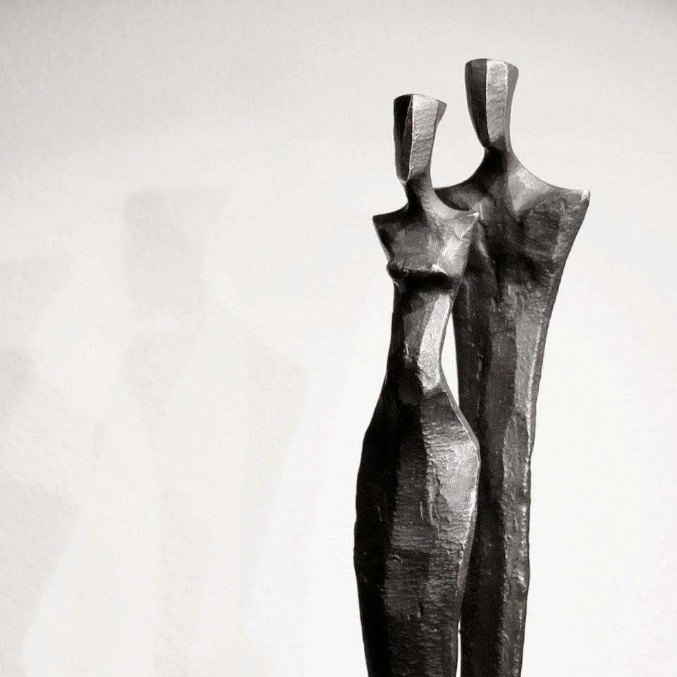 En Amore IV by Nando Kallweit. Elegant figurative bronze sculpture of a couple in vendita 4