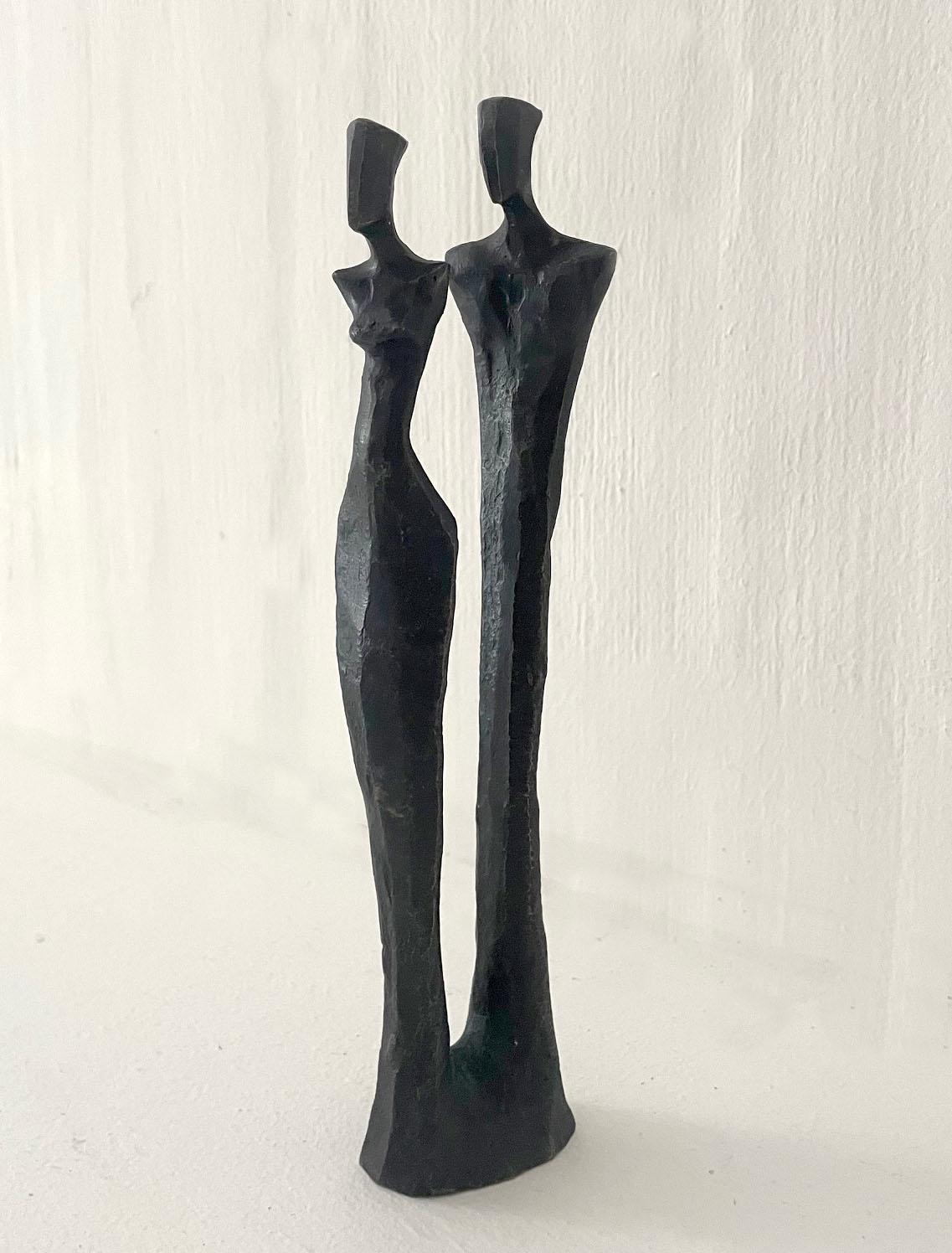 En Amore V, de Nando Kallweit. Elegante sculpture figurative en bronze d'un couple