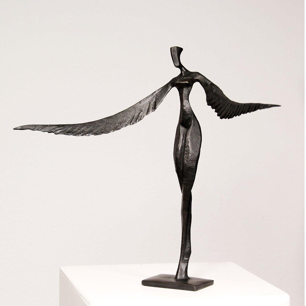 Fae - Victoria est une élégante sculpture figurative en bronze de Nando Kallweit.

Inspirée de la légende du phénix, cette figure féminine a de gracieuses ailes à la place des bras.  La pièce, et son double nom, fait allusion à la force et à la