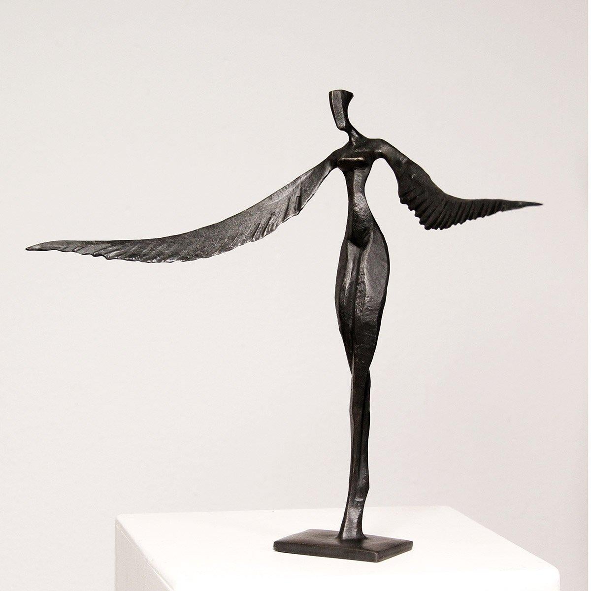 Fae - Victoria es una elegante escultura figurativa de bronce de Nando Kallweit.

Inspirada en la leyenda del ave fénix, esta figura femenina tiene graciosas alas en lugar de brazos.  La obra, y su doble nombre, aluden a la fuerza y el renacimiento