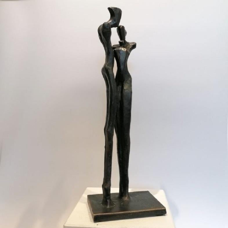 Familie I ist eine elegante figurative Bronzeskulptur von Nando Kallweit, die Eltern und ein Baby im Arm zeigt.

Das Stück ist von einer Intimität geprägt, die die gemeinsame Freude und den schützenden Kokon feiert, der die Reaktion der Eltern auf