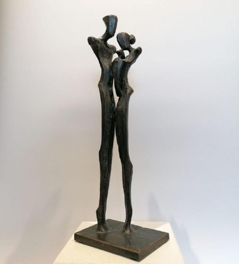 Family I by Nando Kallweit - Sculpture en bronze d'un couple avec un bébé. Les parents en vente 1