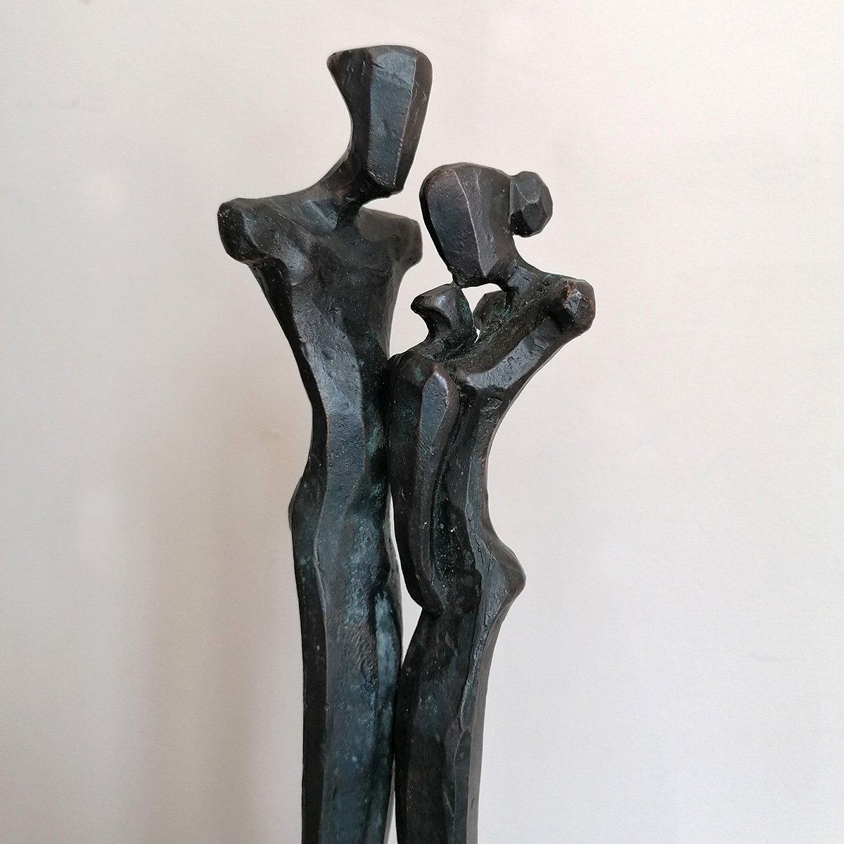 Family I by Nando Kallweit - Sculpture en bronze d'un couple avec un bébé. Les parents en vente 2