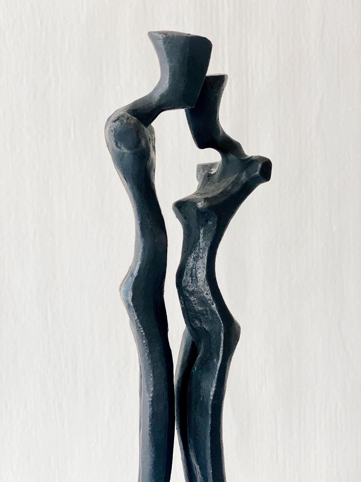 Familia II de Nando Kallweit.  Elegante escultura figurativa de bronce de una pareja. en venta 1