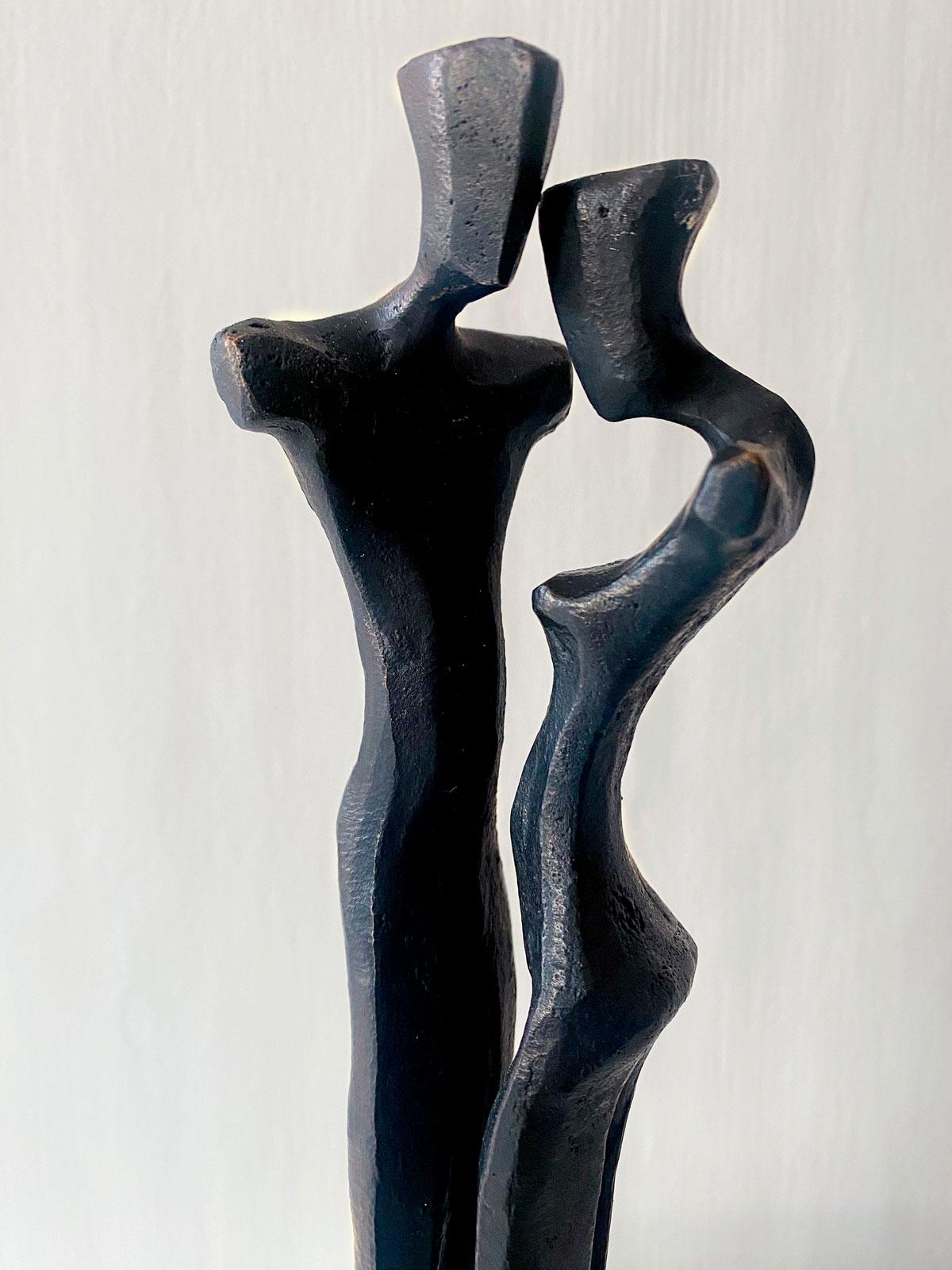 Familia II de Nando Kallweit.  Elegante escultura figurativa de bronce de una pareja. en venta 2