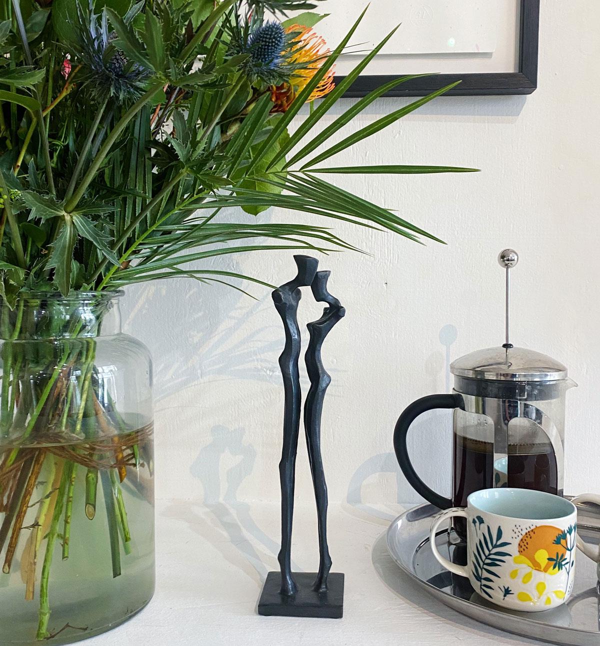 Familia II de Nando Kallweit.  Elegante escultura figurativa de bronce de una pareja. en venta 3
